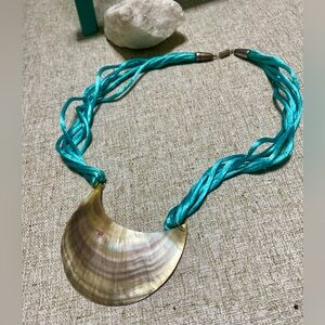 🐚NEW SILK THREAD NECKLACE, BLUE COLOR SEA SHELL PENDANT, EXCELLENT CONDITION🐚